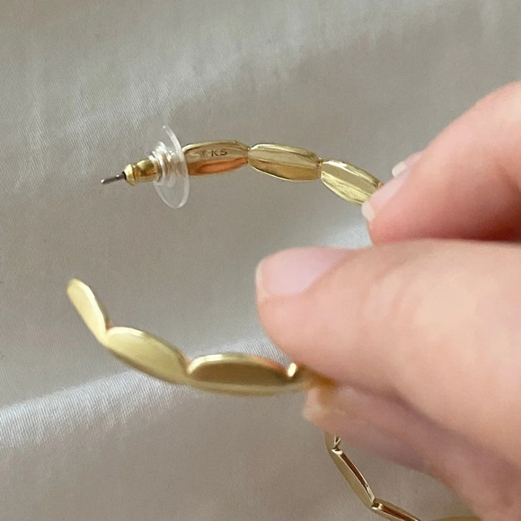 Kendra Scott Brooke Cuff Bracelet and Hoop Earrings Set in Gold - Picture 5 of 8